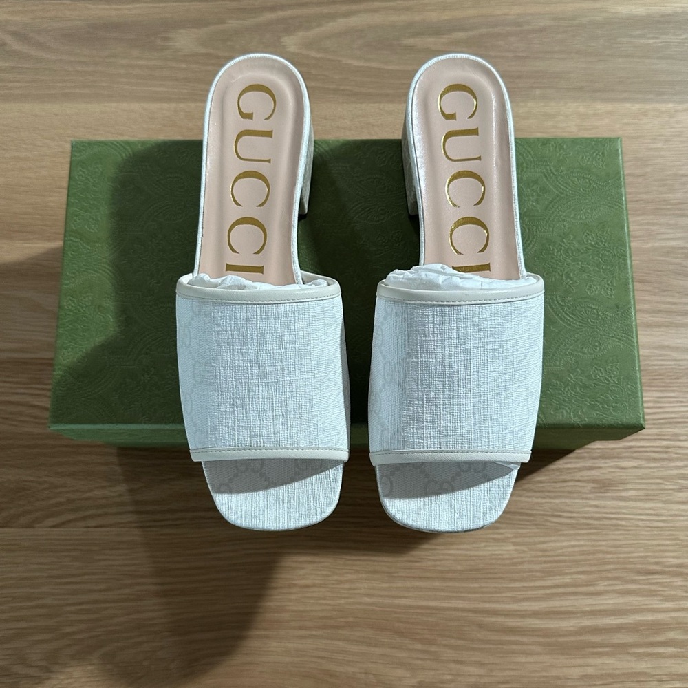 Gucci GG Supreme Canvas Slide Sandal (White, size 38)